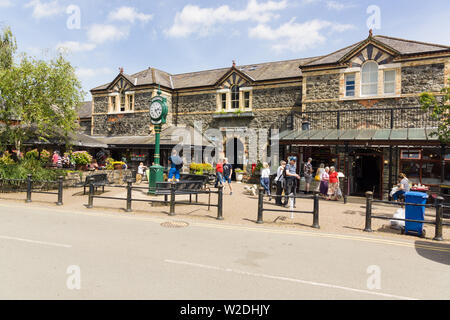 Betws-y-Coed Bahnhof an der Conwy Valley Line im Jahre 1868 erbaut die Station Gebäude jetzt verschiedene Geschäfte, Cafés Haus Stockfoto