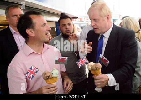 06.07.19 - Konservative Partei Kandidat Boris Johnson und Walisische Sekretär Alun Cairns besuchen Sie Barry Island, South Wales. Stockfoto