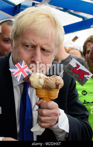 06.07.19 - Konservative Partei Kandidat Boris Johnson und Walisische Sekretär Alun Cairns besuchen Sie Barry Island, South Wales. Stockfoto