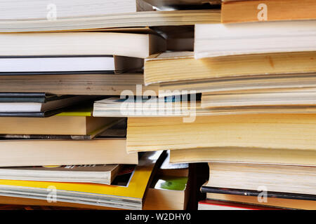 Stapel von Büchern und Zeitschriften, Bücher gebrauchte und neue Stockfoto