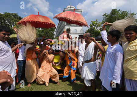 Hindu Anhänger tragen ein Idol von Lord Jagannath bei der ISKCON Mandir von Habibpur, Nadia während Ratha Yatra. Stockfoto