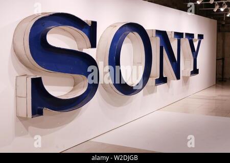 Eine große Sony Zeichen an der '#009 Walkman im Park" im Ginza Sony Park zum 40. Geburtstag des Walkman® statt. (7/2019) Stockfoto