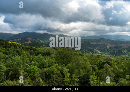 Rozhen Pyramiden - eine einzigartige Pyramide berge Felsen in Bulgarien, in der Nähe von Melnik. Stockfoto