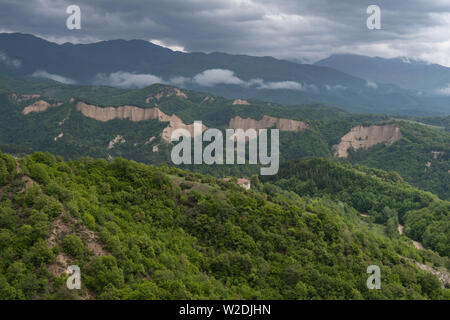 Rozhen Pyramiden - eine einzigartige Pyramide berge Felsen in Bulgarien, in der Nähe von Melnik. Stockfoto
