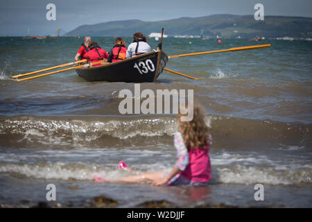 Stranraer, Schottland, Großbritannien. Vom 7. Juli 2019. Mitbewerber aus dem ganzen Land, und International, die Teilnahme an der Eröffnungsfeier der Skiffieworlds 2019, die vom 7. bis 13. Juli läuft. Skiffieworlds ist die WM für den St Ayles Skiff Klasse der Küstengebiete Ruderboot. Die Meisterschaften sind alle drei Jahre statt. Quelle: Jeremy Sutton-Hibbert / alamy Leben Nachrichten Stockfoto