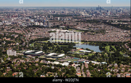 Luftaufnahme von einem Hubschrauber am Donnerstag, den 4. Juli der Wimbledon Championships in der All England Lawn Tennis und Croquet Club, Wimbledon genommen. Stockfoto