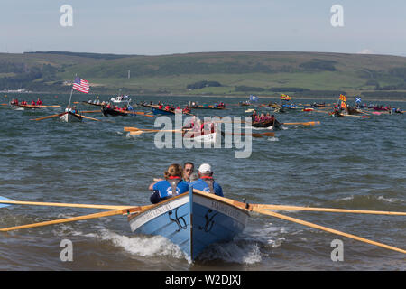 Stranraer, Schottland, Großbritannien. Vom 7. Juli 2019. Mitbewerber aus dem ganzen Land, und International, die Teilnahme an der Eröffnungsfeier der Skiffieworlds 2019, die vom 7. bis 13. Juli läuft. Skiffieworlds ist die WM für den St Ayles Skiff Klasse der Küstengebiete Ruderboot. Die Meisterschaften sind alle drei Jahre statt. Quelle: Jeremy Sutton-Hibbert / alamy Leben Nachrichten Stockfoto