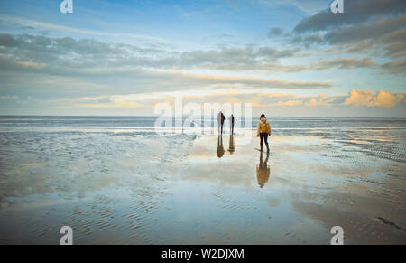 Wanderer der Hermelles Sandbänke aus der Stadt Cherrueix (Bretagne, Frankreich), in der Bucht von Le Mont Saint-Michel (St. Michael's Stockfoto