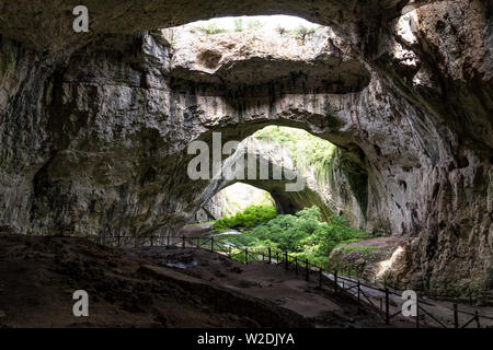 Devetàshka Höhle ist eine große Karsthöhle rund 7 km östlich von Letnitsa und 15 km nordöstlich von Lowetsch, in der Nähe des Dorfes Devetaki Stockfoto