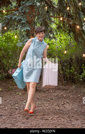 Glücklich lächelnde Frau. Glückliche Frau in Urlaub gehen. Frau im Retro Stil. Die Frau lächelt glücklich. Stockfoto