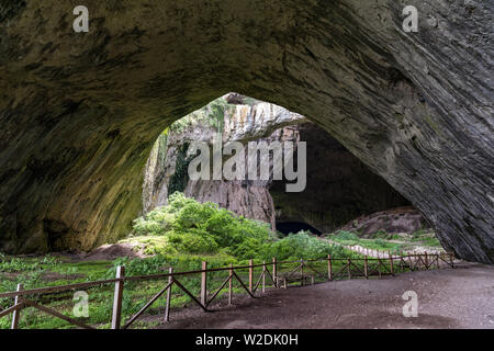 Devetàshka Höhle ist eine große Karsthöhle rund 7 km östlich von Letnitsa und 15 km nordöstlich von Lowetsch, in der Nähe des Dorfes Devetaki Stockfoto