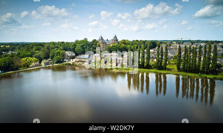 Combourg (Bretagne, Frankreich): Luftaufnahme des "Lac tranquille" See, die Stadt und das Schloss Stockfoto