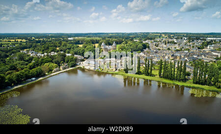 Combourg (Bretagne, Frankreich): Luftaufnahme des "Lac tranquille" See, die Stadt und das Schloss Stockfoto