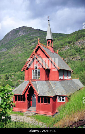 Vertikale Ansicht der alten Holzkirche in Borgund, Norwegen Stockfoto