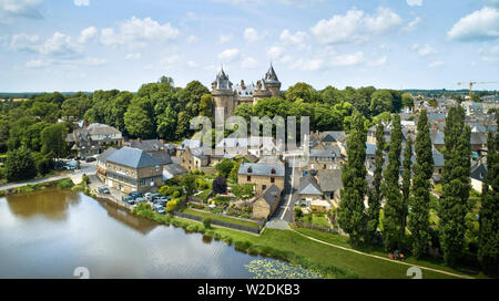 Combourg (Bretagne, Frankreich): Luftaufnahme des "Lac tranquille" See, die Stadt und das Schloss Stockfoto