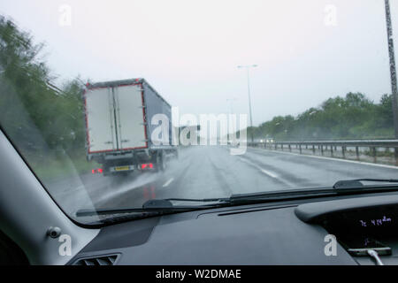 Tückische Straßenverhältnisse auf M5 mit starken Regen, Großbritannien Stockfoto