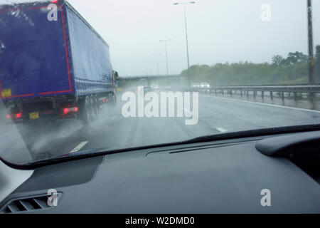 Tückische Straßenverhältnisse auf M5 mit starken Regen, Großbritannien Stockfoto