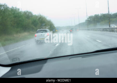 Tückische Straßenverhältnisse auf M5 mit starken Regen, Großbritannien Stockfoto