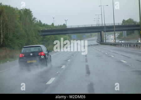 Tückische Straßenverhältnisse auf M5 mit starken Regen, Großbritannien Stockfoto