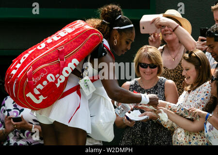 London, Großbritannien, 8. Juli 2019: Serena Williams aus den USA Autogramme nach ihrem vierten Runde Sieg an Tag 8 in Wimbledon Tennis Championships 2019 auf der All England Lawn Tennis und Croquet Club in London. Credit: Frank Molter/Alamy leben Nachrichten Stockfoto