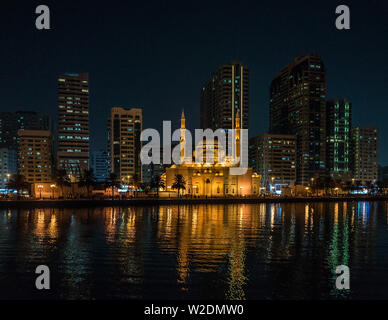 Sharjah Skyline von Al Noor Insel bei Nacht Stockfoto