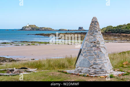 John Muir, East Lothian, Schottland, Vereinigtes Königreich, 8. Juli 2019. UK Wetter: herrlich warmen Sonnenschein auf die Küste. Stevenson fidra Insel mit einem Leuchtturm und ein Stein konische Skulptur auf den Strand entlang der John Muir Weg Stockfoto