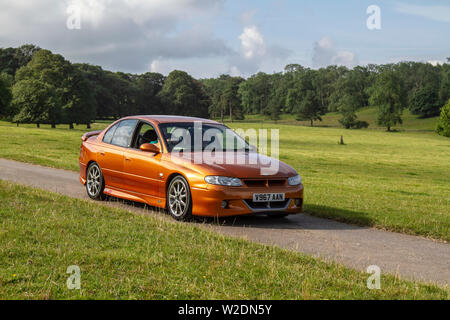 1999 90er Jahre Bronze Holden HSV GTS bei der Oldtimer-Rallye - Sonntag, 7. Juli 2019. Mark Woodwards Hochsommer-Oldtimer- und Fahrradshow reiste nach Carnforth, um auf der diesjährigen Leighton Hall Transport Show mehr Klassiker, historische Motoren und Sammlerstücke zu präsentieren. Hier haben Sie die Gelegenheit, mehr als 500 klassische Fahrzeuge von gestern auf einer der umfangreichsten und vielfältigsten Shows im Sommer Oldtimer-Event zu sehen. Stockfoto