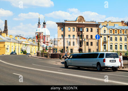 St. Petersburg, Russland - 6. Juni 2019. Lower Swan Brücke über den Swan Kanal im Zentrum von St. Petersburg, Russland. Tempel der Großen Marty Stockfoto