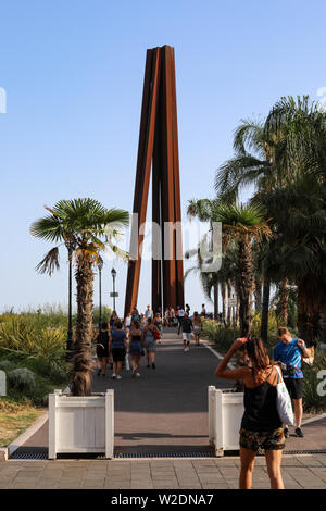 Neuf Linien bauchmuskel - eine Skulptur von Bernar Venet - in Nizza, Frankreich Stockfoto