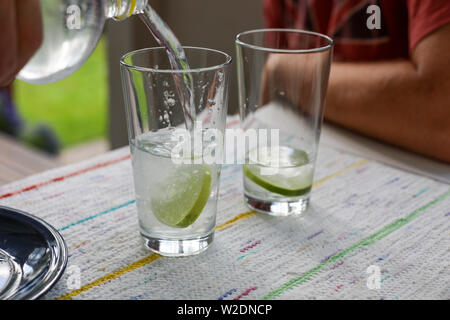 Mixing Gin und Tonic Getränke Stockfoto