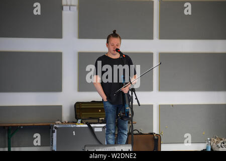 Der künstlerische Leiter des Festivals, Pekka Kuusisto, die eine freie Straße Konzert mit E-Violine und improvisierten Material in Järvenpää, Finnland Stockfoto