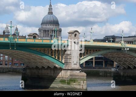 Die Southwark Bridge, London, SE1, England, 3/9/10. Schöpfer: Ethel Davies; Davies, Ethel. Stockfoto