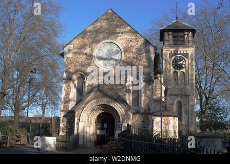 Alte St Pancras Kirche, in der Nähe von St. Pancras Station, Camden, London, NW1, England. Schöpfer: Ethel Davies; Davies, Ethel. Stockfoto