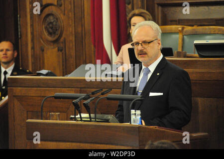 Riga, Lettland. 8. Juli, 2019. Egils LEVITS Eid als neuen Präsidenten Lettlands in Riga, Lettland, 8. Juli 2019. Egils LEVITS Amtsantritt als neue Lettlands Präsident am Montag, den Amtseid, die hier vor dem Parlament in einer Zeremonie Ausstrahlung im öffentlichen Fernsehen. Credit: Janis/Xinhua/Alamy leben Nachrichten Stockfoto