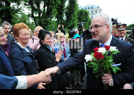 Riga, Lettland. 8. Juli, 2019. Lettlands neuer Präsident Egils LEVITS schüttelt Hände mit Menschen am Freiheitsdenkmal in der Innenstadt von Riga, Lettland, 8. Juli 2019. Egils LEVITS Amtsantritt als neue Lettlands Präsident am Montag, den Amtseid, die hier vor dem Parlament in einer Zeremonie Ausstrahlung im öffentlichen Fernsehen. Credit: Janis/Xinhua/Alamy leben Nachrichten Stockfoto