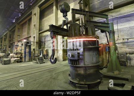 Ausstattung eines Stahlwerks und Gießerei - Maschinen und Einrichtung in eine Industriehalle Stockfoto