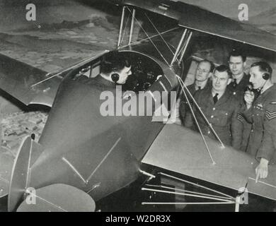 RAF Personal Learning in einem Flugsimulator während des Zweiten Weltkriegs 1941 zu fliegen. Schöpfer: Charles Brown. Stockfoto