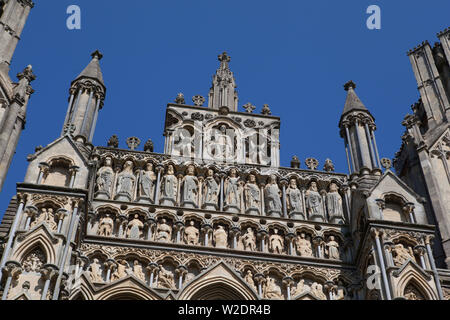 West vor Wells Cathedral, Christus der Richter den Giebel besetzt, darunter sind die 12 Apostel und die 9 Erzengel - Somerset England. Stockfoto