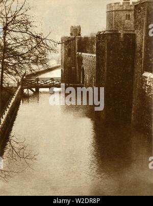 Hochwasser in den Graben an der Tower von London, 1928, (1935). Schöpfer: Unbekannt. Stockfoto