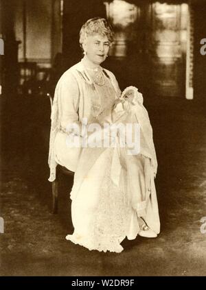 Queen Mary mit Prinzessin Elizabeth, 1926, (1935). Schöpfer: Unbekannt. Stockfoto