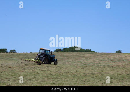 Landwirt in seinem Traktor arbeitet auf seinem Feld. Stockfoto