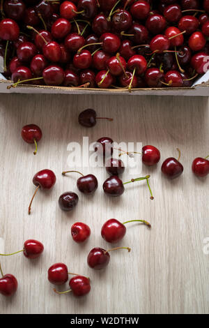 Reifen Kirschen auf einem Holztisch Stockfoto