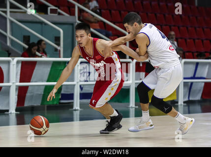 Neapel, Italien. 8. Juli, 2019. Yuan Tangwen (L) von China bricht durch die Verteidigung von Federico Mussini von Italien während der Männer Viertelfinale 9-16 basketball Match zwischen China und Italien an der 30 Sommer-universiade in Neapel, Italien, 8. Juli 2019. Credit: Shan Yuqi/Xinhua/Alamy leben Nachrichten Stockfoto