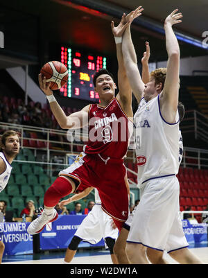 Neapel, Italien. 8. Juli, 2019. Zhang Ning (L) von China konkurriert mit Eugenio Beretta von Italien während der Männer Viertelfinale 9-16 basketball Match zwischen China und Italien an der 30 Sommer-universiade in Neapel, Italien, 8. Juli 2019. Credit: Shan Yuqi/Xinhua/Alamy leben Nachrichten Stockfoto