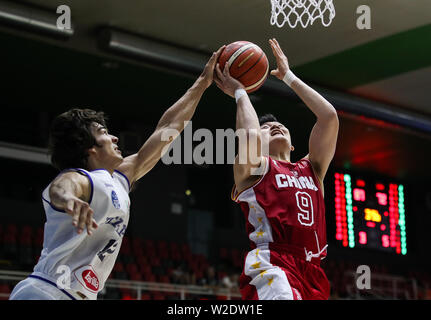 Neapel, Italien. 8. Juli, 2019. Zhang Ning (R) von China konkurriert mit Leonardo Marcon von Italien während der Männer Viertelfinale 9-16 basketball Match zwischen China und Italien an der 30 Sommer-universiade in Neapel, Italien, 8. Juli 2019. Credit: Shan Yuqi/Xinhua/Alamy leben Nachrichten Stockfoto