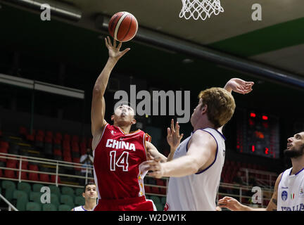 Neapel, Italien. 8. Juli, 2019. Wang Shaojie (L) von China Triebe im Viertelfinale der Männer 9-16 basketball Match zwischen China und Italien an der 30 Sommer-universiade in Neapel, Italien, 8. Juli 2019. Credit: Shan Yuqi/Xinhua/Alamy leben Nachrichten Stockfoto