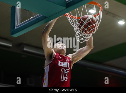 Neapel, Italien. 8. Juli, 2019. Zhao Baiqing China dunks während der Männer Viertelfinale 9-16 basketball Match zwischen China und Italien an der 30 Sommer-universiade in Neapel, Italien, 8. Juli 2019. Credit: Shan Yuqi/Xinhua/Alamy leben Nachrichten Stockfoto