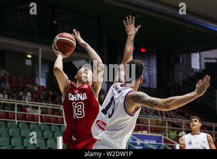 Neapel, Italien. 8. Juli, 2019. Zhao Baiqing (L) von China konkurriert mit Andrea Longobardi von Italien während der Männer Viertelfinale 9-16 basketball Match zwischen China und Italien an der 30 Sommer-universiade in Neapel, Italien, 8. Juli 2019. Credit: Shan Yuqi/Xinhua/Alamy leben Nachrichten Stockfoto