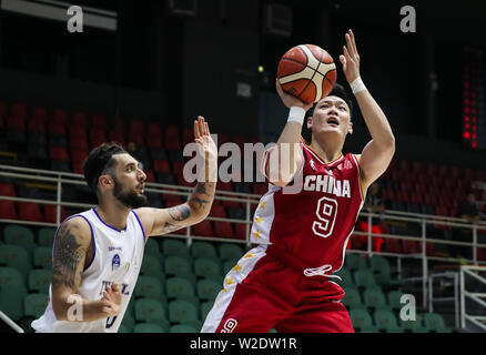 Neapel, Italien. 8. Juli, 2019. Zhang Ning (R) von China Triebe im Viertelfinale der Männer 9-16 basketball Match zwischen China und Italien an der 30 Sommer-universiade in Neapel, Italien, 8. Juli 2019. Credit: Shan Yuqi/Xinhua/Alamy leben Nachrichten Stockfoto