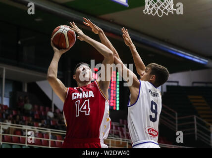 Neapel, Italien. 8. Juli, 2019. Wang Shaojie (L) von China konkurriert mit Riccardo Visconti Italien während der Männer Viertelfinale 9-16 basketball Match zwischen China und Italien an der 30 Sommer-universiade in Neapel, Italien, 8. Juli 2019. Credit: Shan Yuqi/Xinhua/Alamy leben Nachrichten Stockfoto